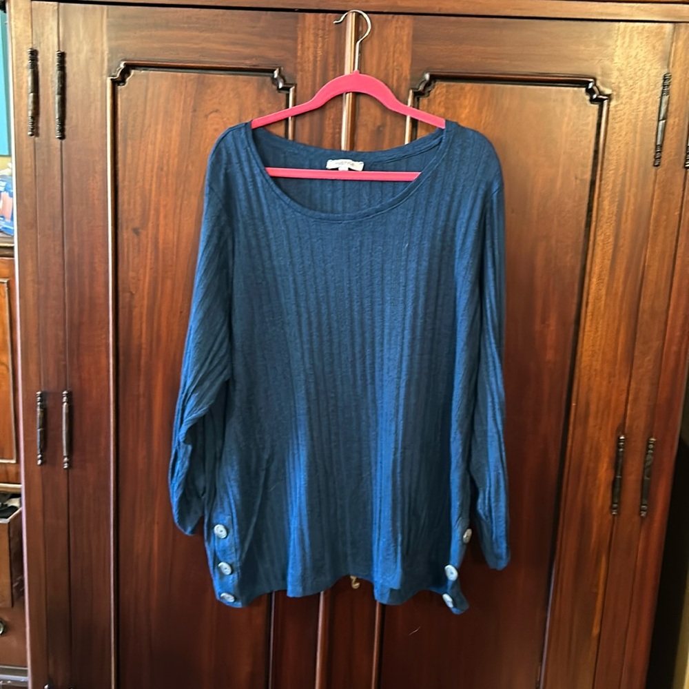 Sweater 3x, beautiful teal colour withh three buttons accents on lower sides